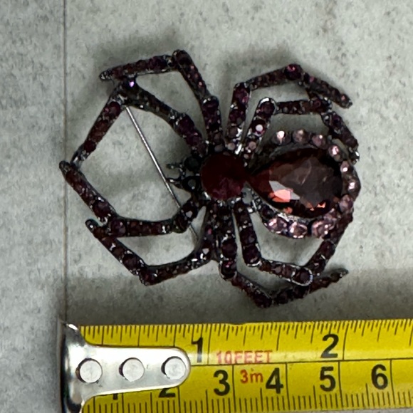 Rhinestone spider pin, brooch, spooky Halloween cool - Picture 8 of 8